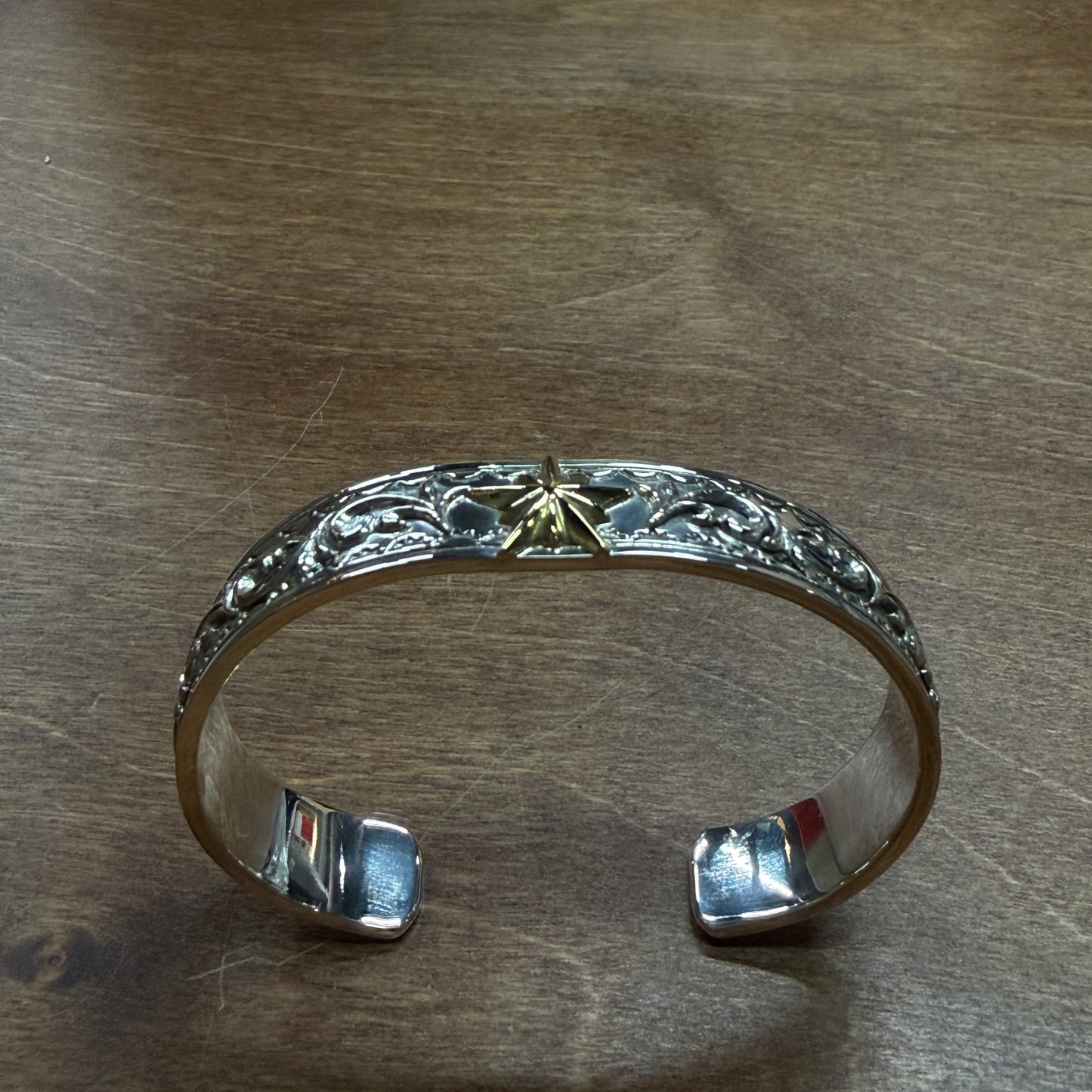 Dear Blossom 18K gold star arabesque bangle