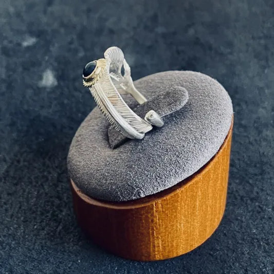 【親愛的花朵】黑蛋白石金繩羽毛戒指