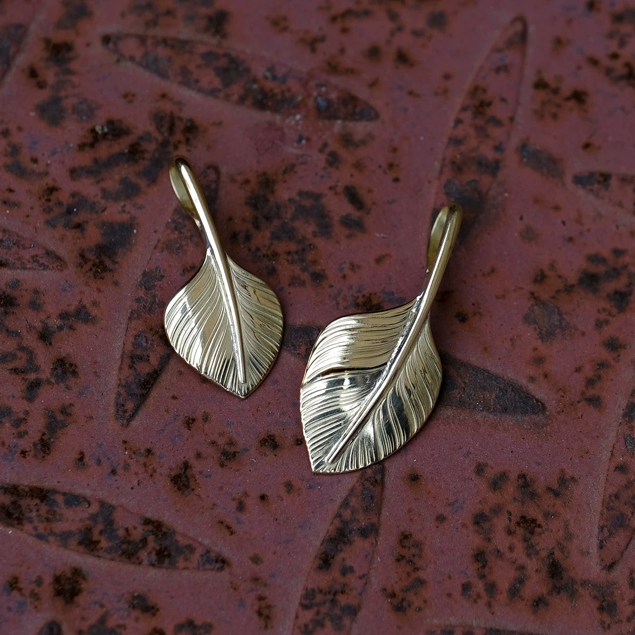 CHOLOS 18k Gold Heart Feather Pendant