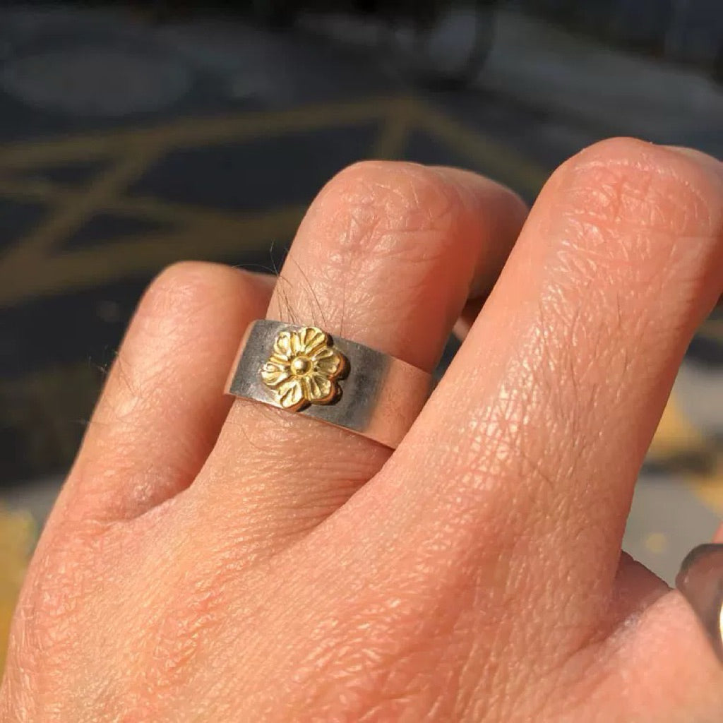 Dear Blossom Gold Flower Flat Silver Ring detail 5