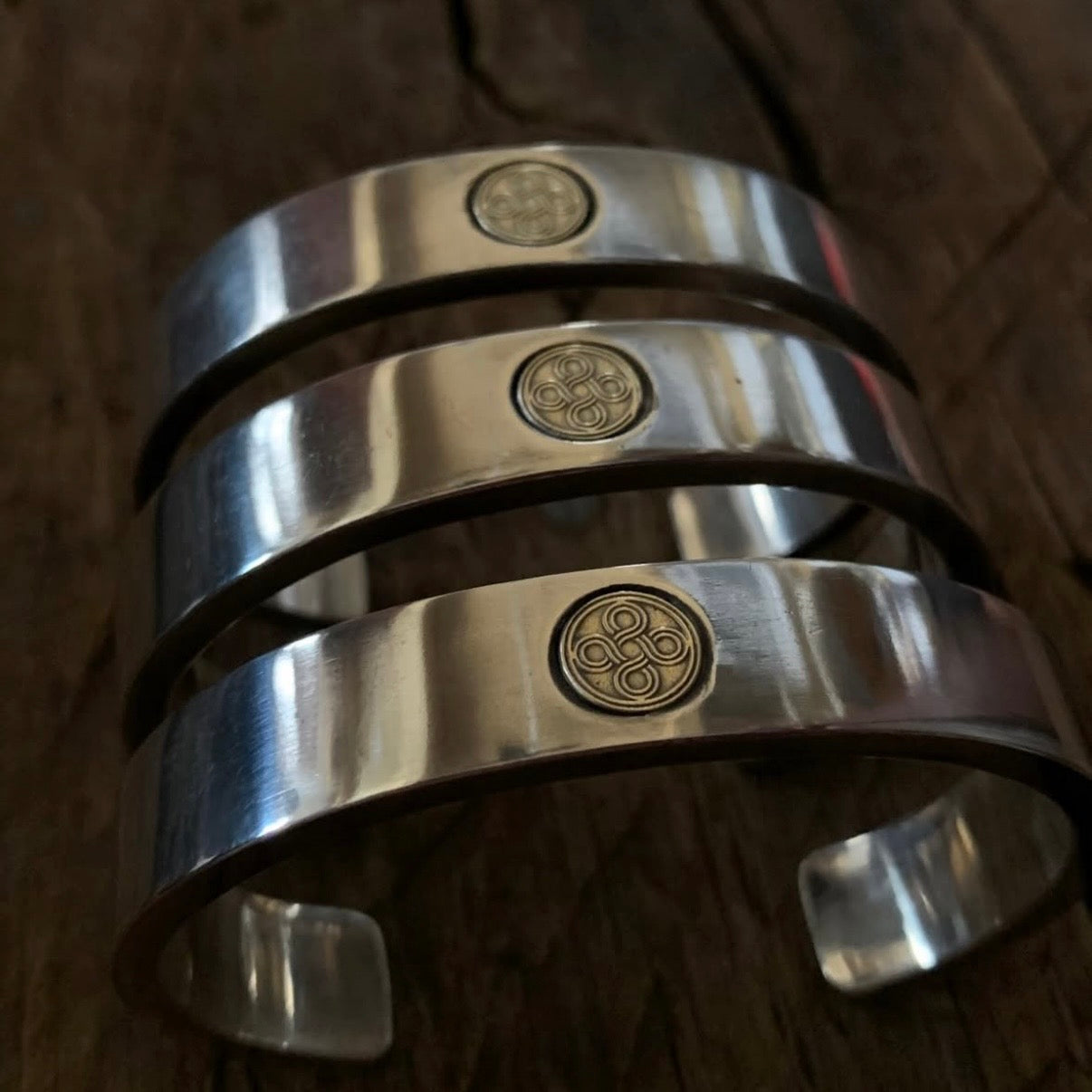 CHOLOS Signet Bangle with 18k logo