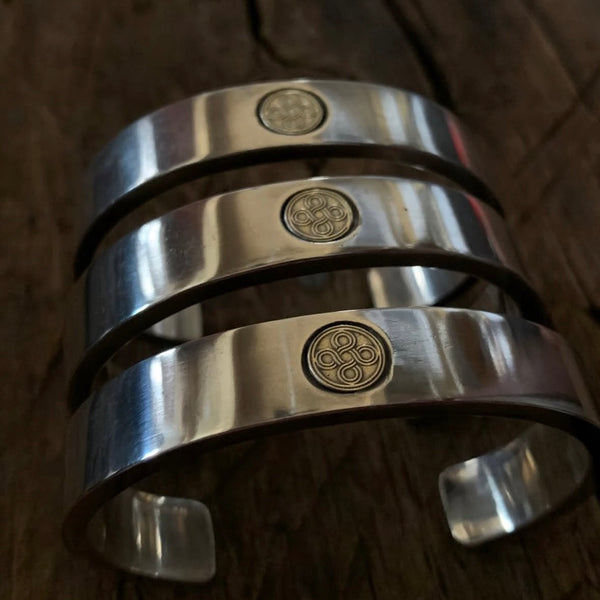 CHOLOS Signet Bangle with 18k logo
