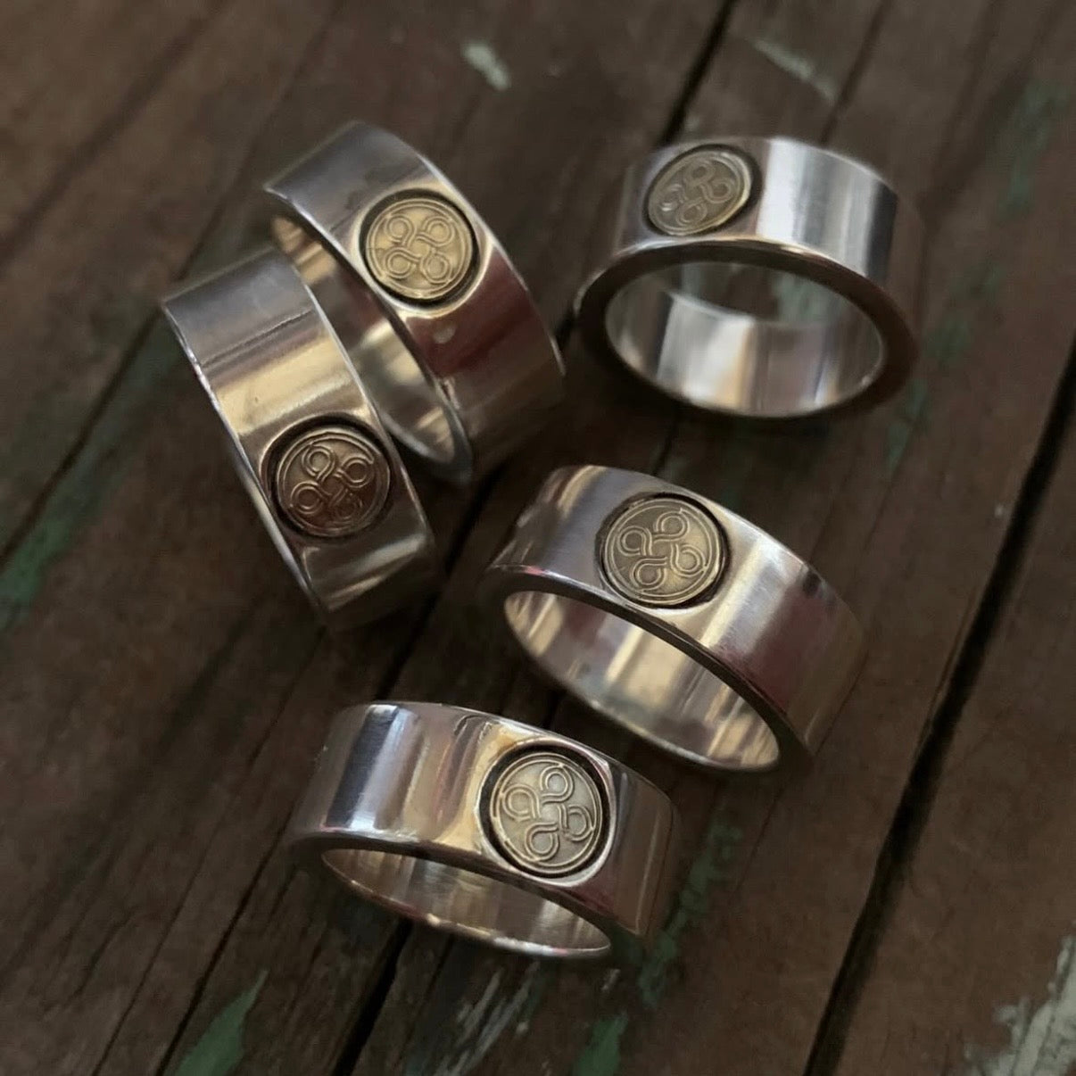 CHOLOS Signet Ring with 18k logo