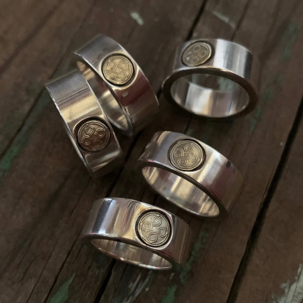 CHOLOS Signet Ring with 18k logo