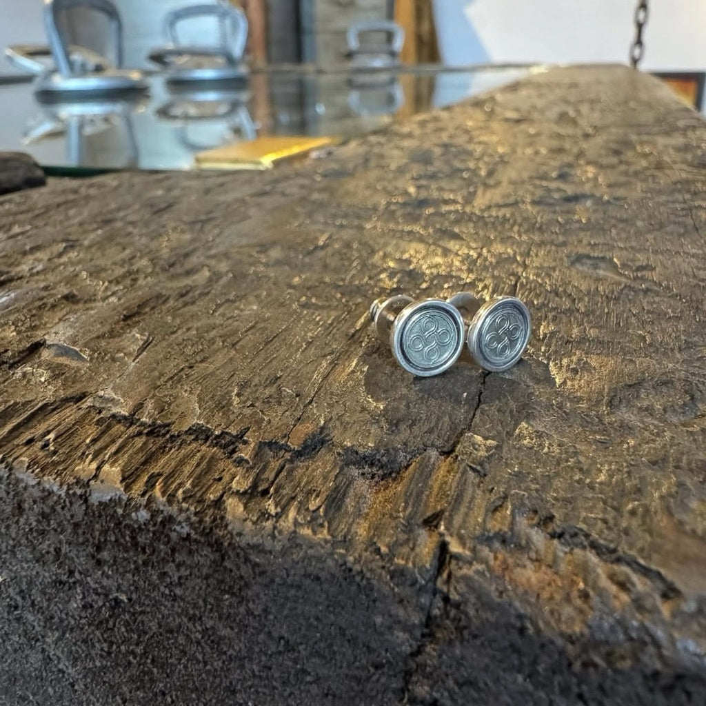 CHOLOS Infinity Logo Stud Earrings detail 3