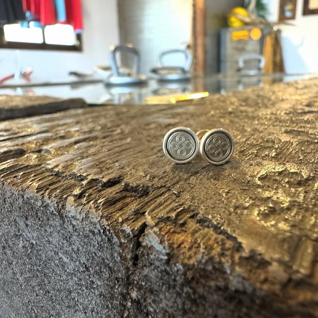 CHOLOS Infinity Logo Stud Earrings detail 2